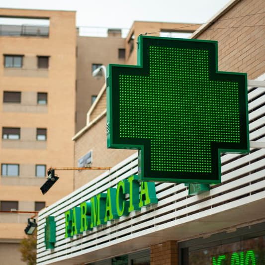 Rótulo luminoso instalado en fachada por Salnés Rot en Vilanova de Arousa